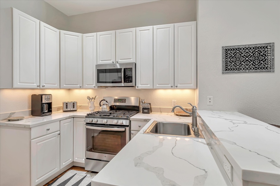 Cozy North Beach Gem — 1 BR / 1 BA Condo with City Views 