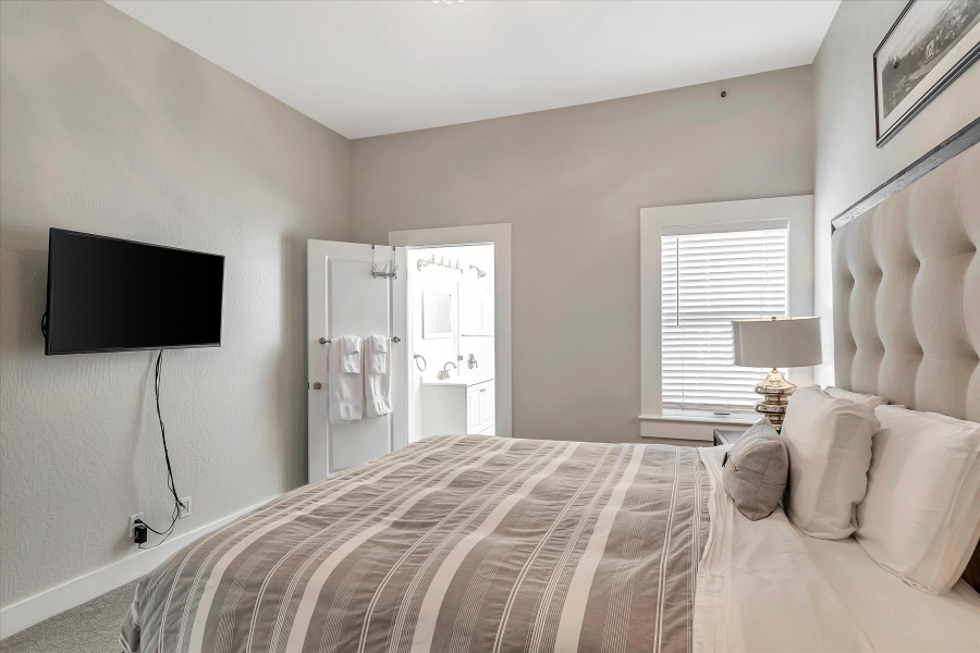 Cozy North Beach Gem — 1 BR / 1 BA Condo with City Views 