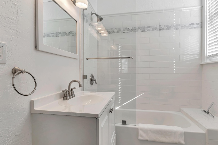 Cozy North Beach Gem — 1 BR / 1 BA Condo with City Views 