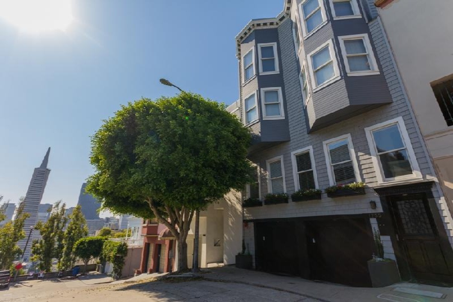1 Bedroom/1 Bathroom condo located in North Beach!  